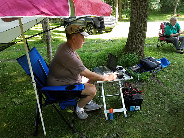 WA3WSJ operating CW with his minimalist setup