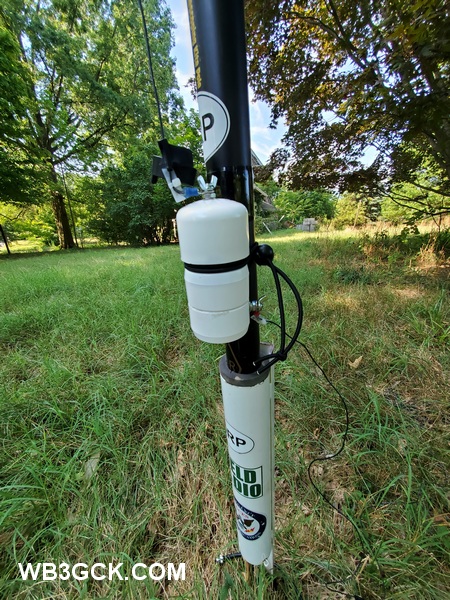 The weather-resistant 4:1 unun in use. In this configuration, there's a 26-foot radiator and a 26-foot counterpoise wire.